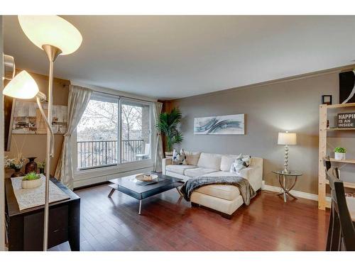 404-515 57 Avenue Sw, Calgary, AB - Indoor Photo Showing Living Room