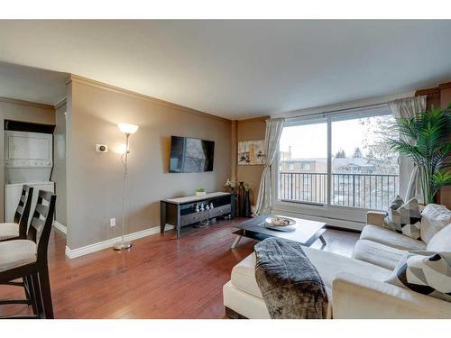 404-515 57 Avenue Sw, Calgary, AB - Indoor Photo Showing Living Room