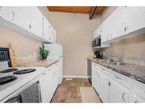 105-7416 Hunterview Drive Nw, Calgary, AB - Indoor Photo Showing Kitchen With Double Sink