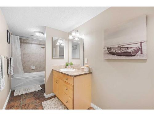 105-7416 Hunterview Drive Nw, Calgary, AB - Indoor Photo Showing Bathroom