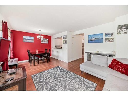 501 Signal Hill Green Sw, Calgary, AB - Indoor Photo Showing Living Room