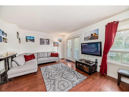 501 Signal Hill Green Sw, Calgary, AB - Indoor Photo Showing Living Room