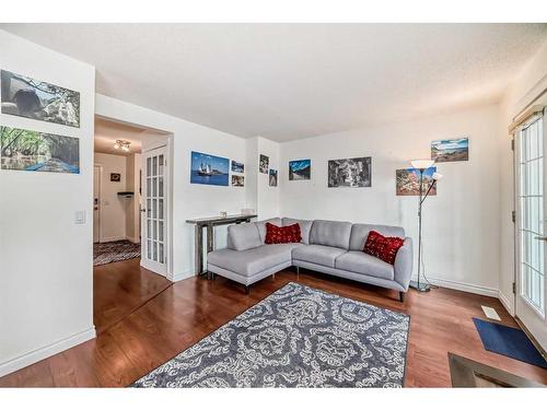 501 Signal Hill Green Sw, Calgary, AB - Indoor Photo Showing Living Room