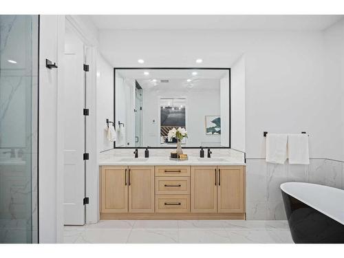 1820 19 Avenue Nw, Calgary, AB - Indoor Photo Showing Bathroom