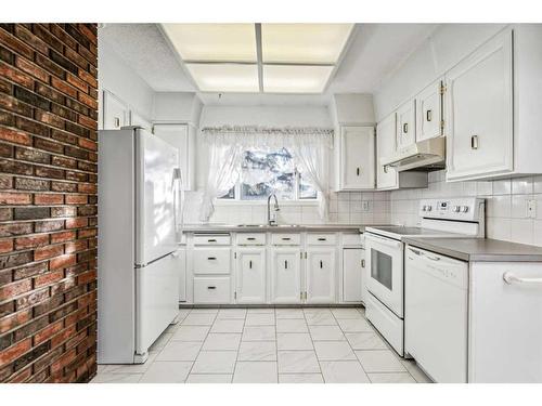 352 Maddock Crescent Ne, Calgary, AB - Indoor Photo Showing Kitchen