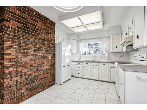 352 Maddock Crescent Ne, Calgary, AB - Indoor Photo Showing Kitchen