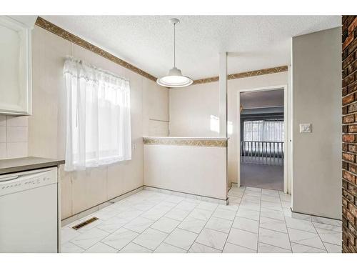 352 Maddock Crescent Ne, Calgary, AB - Indoor Photo Showing Kitchen