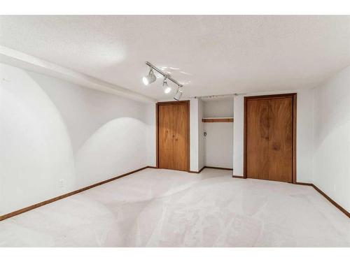 352 Maddock Crescent Ne, Calgary, AB - Indoor Photo Showing Other Room