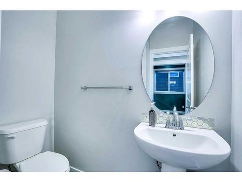 937 Midtown Avenue Sw, Airdrie, AB - Indoor Photo Showing Bathroom