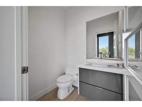 2505 21 Street Sw, Calgary, AB - Indoor Photo Showing Bathroom