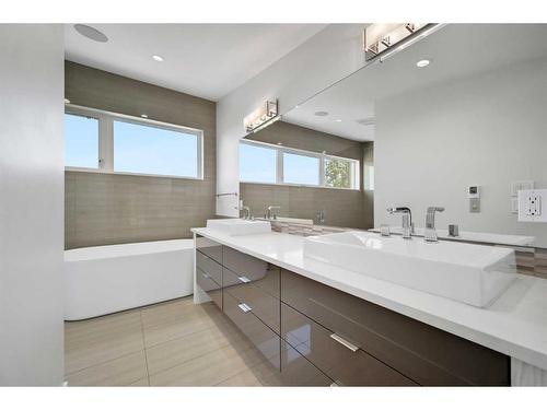 2505 21 Street Sw, Calgary, AB - Indoor Photo Showing Bathroom