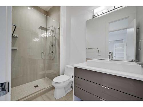 2505 21 Street Sw, Calgary, AB - Indoor Photo Showing Bathroom