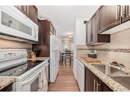 1602-924 14 Avenue Sw, Calgary, AB - Indoor Photo Showing Kitchen With Upgraded Kitchen