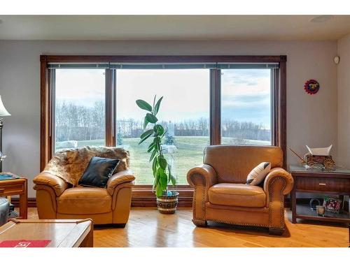 17 Oak Avenue, Okotoks, AB - Indoor Photo Showing Living Room