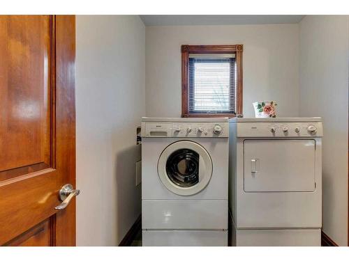 17 Oak Avenue, Okotoks, AB - Indoor Photo Showing Laundry Room