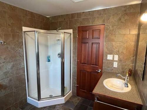 17 Oak Avenue, Okotoks, AB - Indoor Photo Showing Bathroom