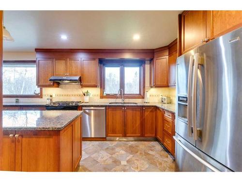 17 Oak Avenue, Okotoks, AB - Indoor Photo Showing Kitchen