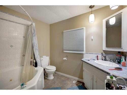 272 Big Hill Circle Se, Airdrie, AB - Indoor Photo Showing Bathroom