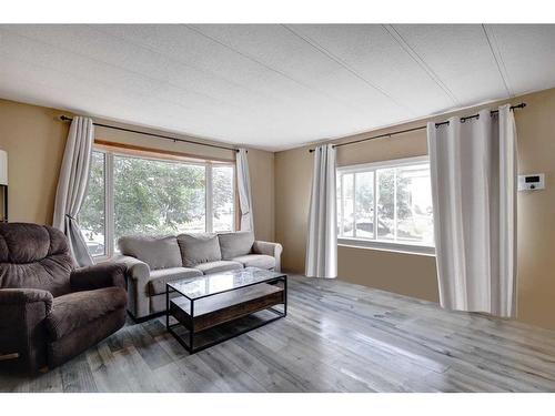 272 Big Hill Circle Se, Airdrie, AB - Indoor Photo Showing Living Room