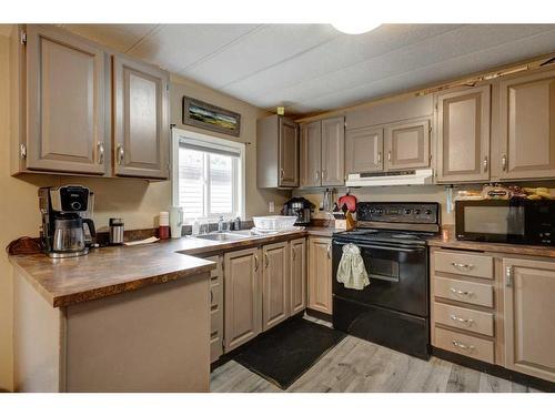 272 Big Hill Circle Se, Airdrie, AB - Indoor Photo Showing Kitchen With Double Sink