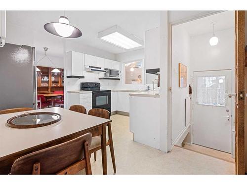 5711 Lawson Place Sw, Calgary, AB - Indoor Photo Showing Kitchen