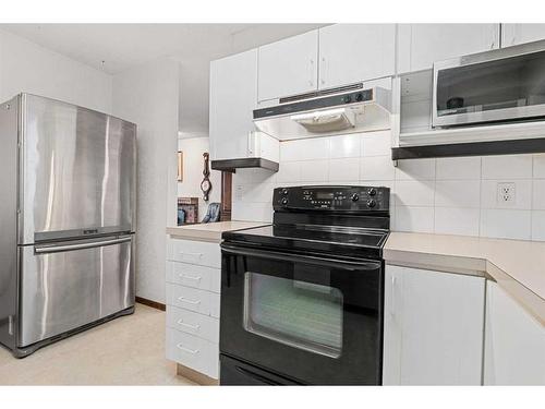 5711 Lawson Place Sw, Calgary, AB - Indoor Photo Showing Kitchen