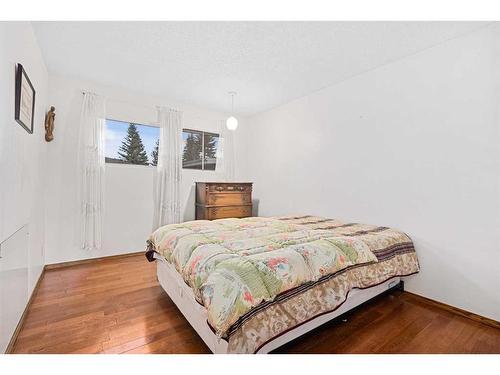 5711 Lawson Place Sw, Calgary, AB - Indoor Photo Showing Bedroom