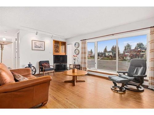 5711 Lawson Place Sw, Calgary, AB - Indoor Photo Showing Living Room