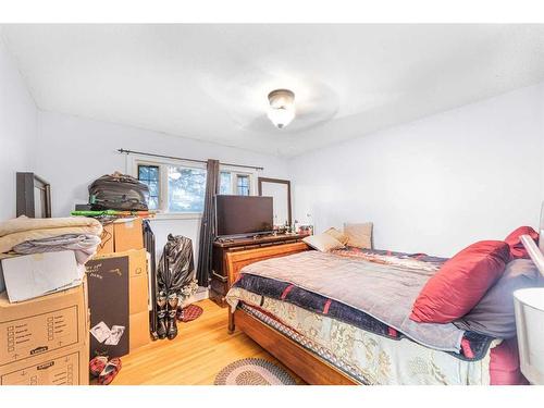 7635 21 Street Se, Calgary, AB - Indoor Photo Showing Bedroom