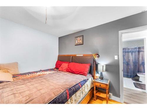 7635 21 Street Se, Calgary, AB - Indoor Photo Showing Bedroom