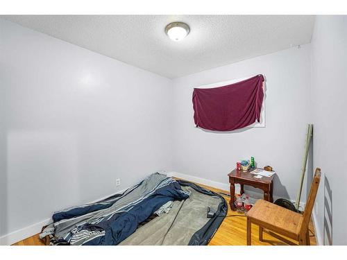 7635 21 Street Se, Calgary, AB - Indoor Photo Showing Bedroom