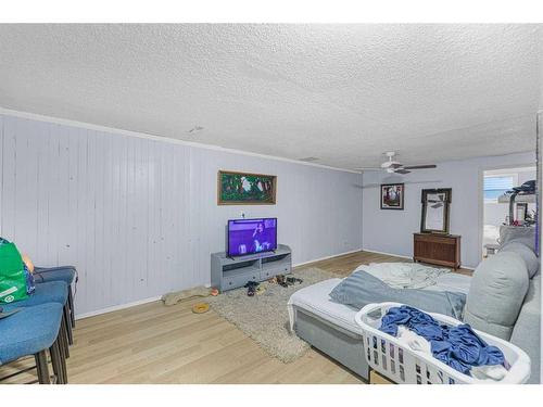 7635 21 Street Se, Calgary, AB - Indoor Photo Showing Living Room