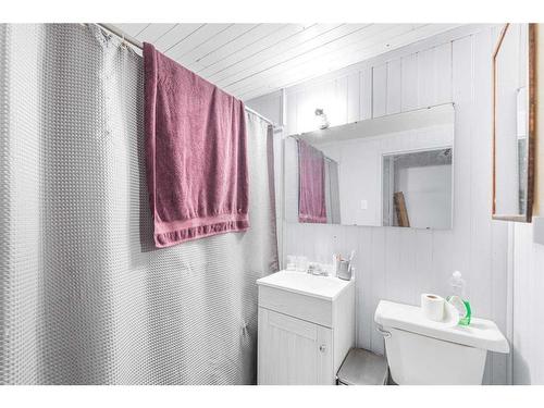 7635 21 Street Se, Calgary, AB - Indoor Photo Showing Bathroom