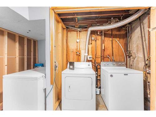 7635 21 Street Se, Calgary, AB - Indoor Photo Showing Laundry Room