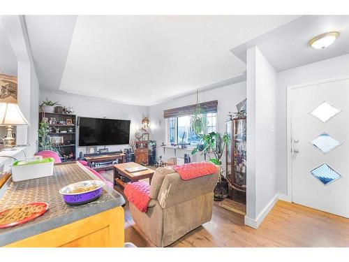 7635 21 Street Se, Calgary, AB - Indoor Photo Showing Living Room