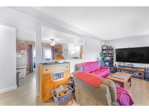 7635 21 Street Se, Calgary, AB - Indoor Photo Showing Living Room