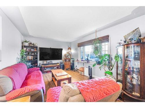 7635 21 Street Se, Calgary, AB - Indoor Photo Showing Living Room