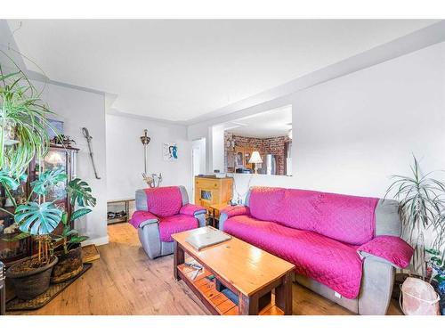 7635 21 Street Se, Calgary, AB - Indoor Photo Showing Living Room