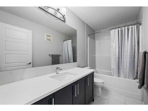 606 Harvest Grove Walk Ne, Calgary, AB - Indoor Photo Showing Bathroom