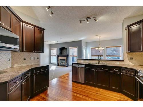 86 Cresthaven View Sw, Calgary, AB - Indoor Photo Showing Kitchen