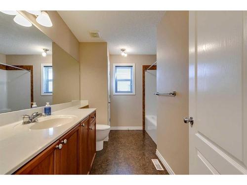 86 Cresthaven View Sw, Calgary, AB - Indoor Photo Showing Bathroom