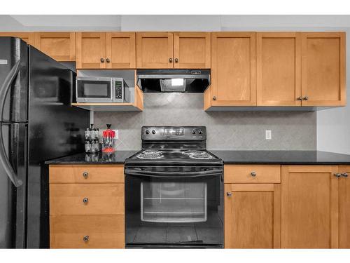 6 Luxstone Point Sw, Airdrie, AB - Indoor Photo Showing Kitchen