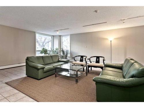 603-616 15 Avenue Sw, Calgary, AB - Indoor Photo Showing Living Room