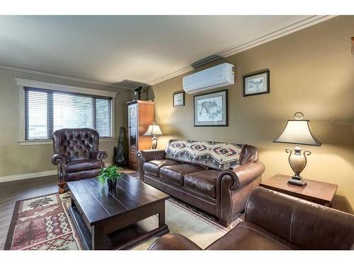 2211 45 Street Se, Calgary, AB - Indoor Photo Showing Living Room