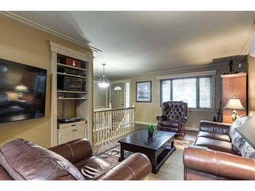 2211 45 Street Se, Calgary, AB - Indoor Photo Showing Living Room