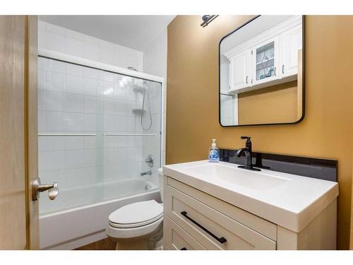 2211 45 Street Se, Calgary, AB - Indoor Photo Showing Bathroom