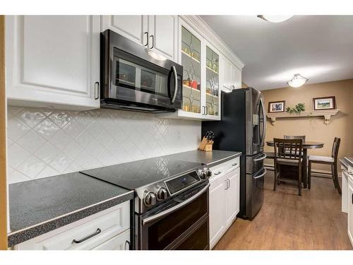 2211 45 Street Se, Calgary, AB - Indoor Photo Showing Kitchen