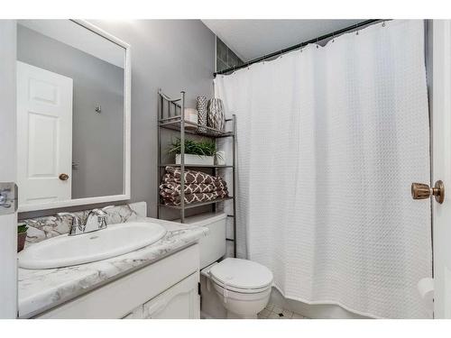 12 Ogmoor Crescent Se, Calgary, AB - Indoor Photo Showing Bathroom