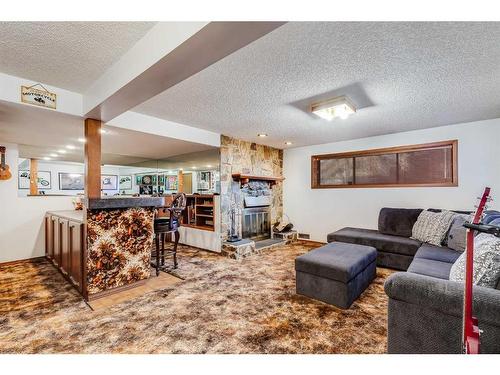 12 Ogmoor Crescent Se, Calgary, AB - Indoor Photo Showing Living Room