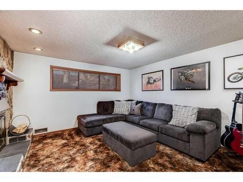 12 Ogmoor Crescent Se, Calgary, AB - Indoor Photo Showing Living Room